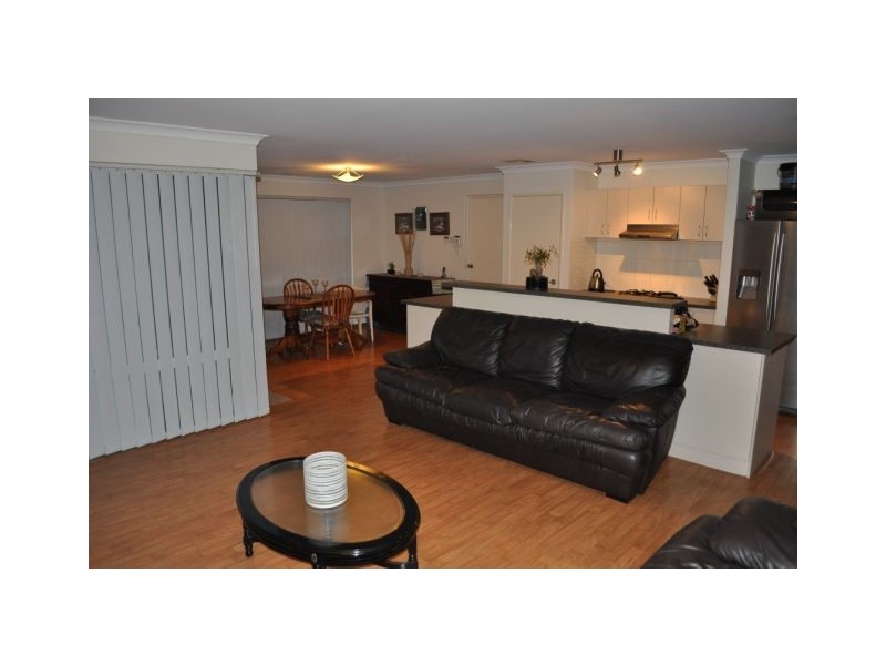 2 Elliott Place, Thornlie WA 6108