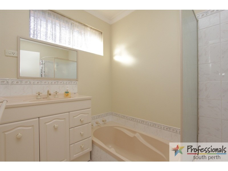 8 Bow Street, Wilson WA 6107