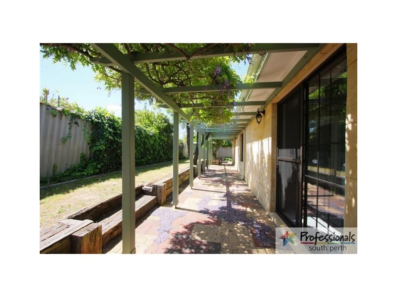 60b Hobbs Avenue, Como WA 6152