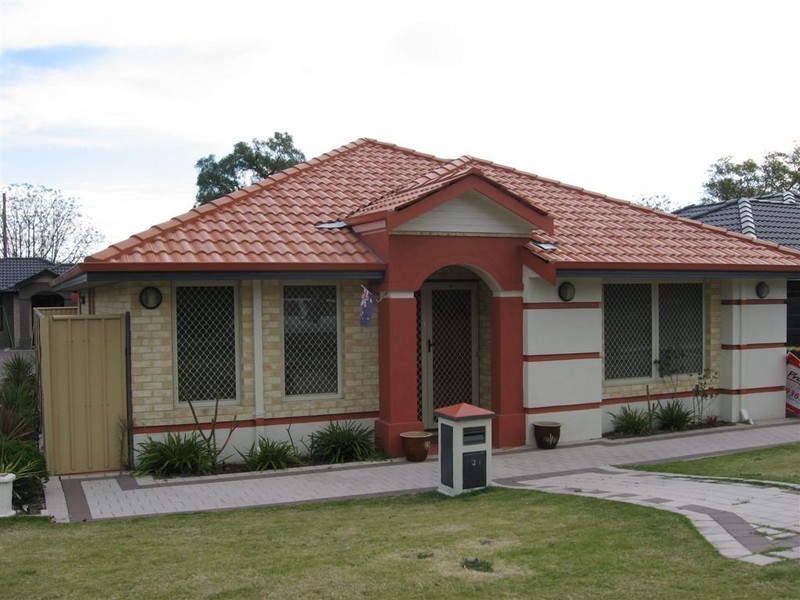 2/4 Hillcrest Road, Kewdale WA 6105