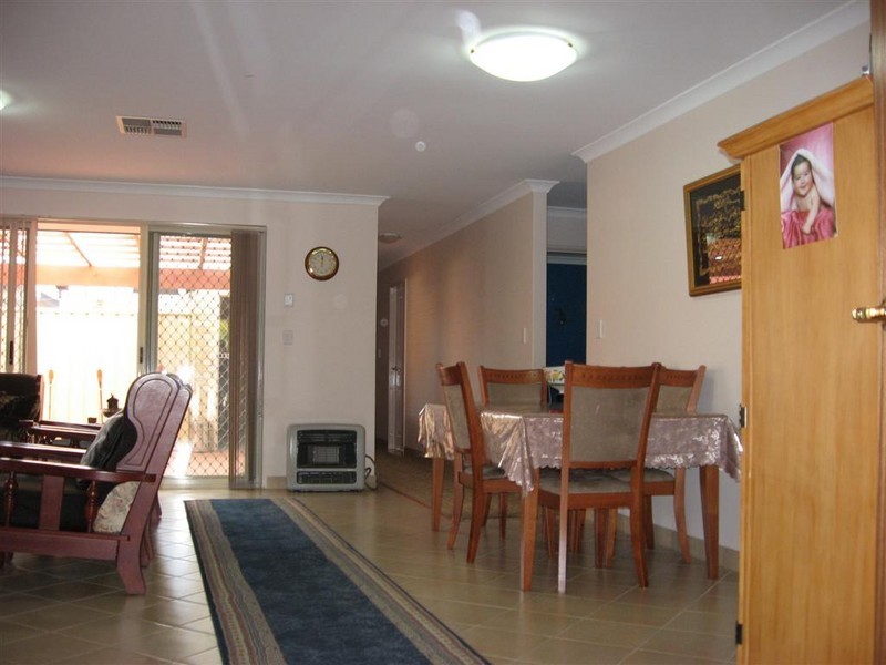 2/4 Hillcrest Road, Kewdale WA 6105