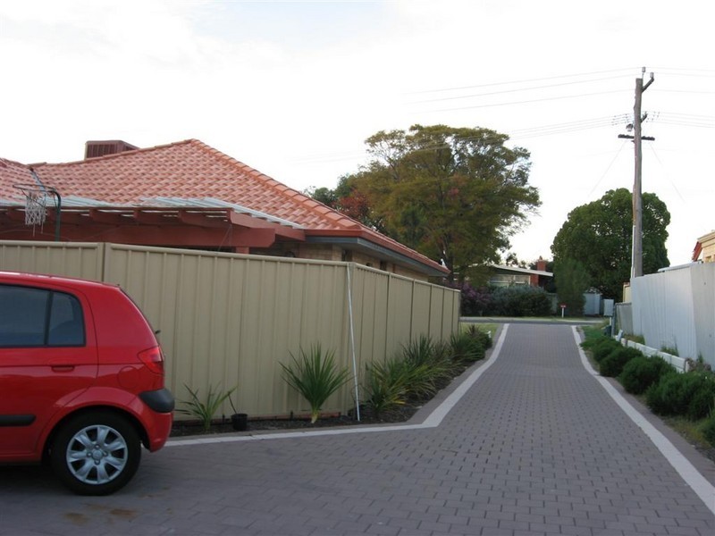 2/4 Hillcrest Road, Kewdale WA 6105