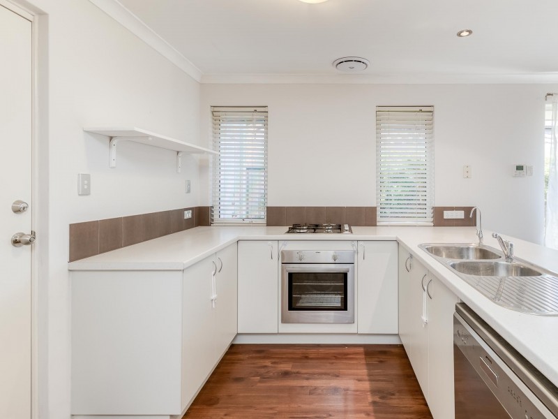 9 Flametree Bend, Hammond Park WA 6164