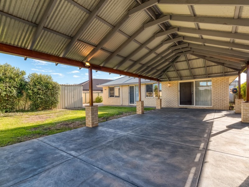 9 Flametree Bend, Hammond Park WA 6164