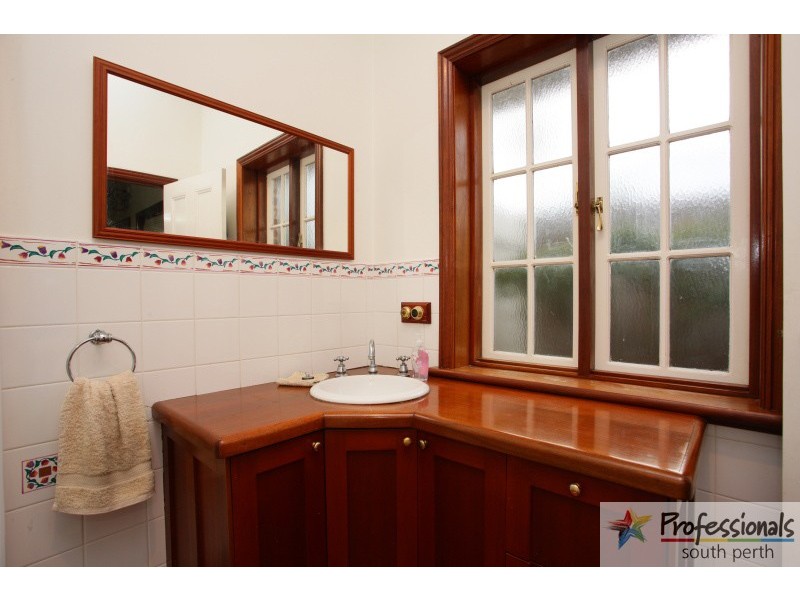 130 Lansdowne Road, Kensington WA 6151