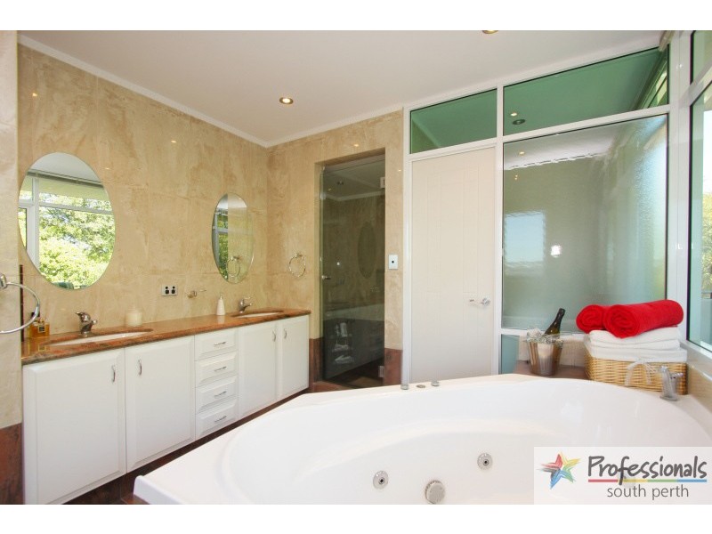 2/146 Mill Point Road, South Perth WA 6151