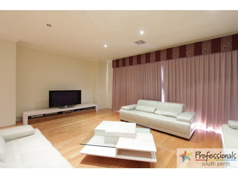 7 Dechaineux Parkway, Dianella WA 6059