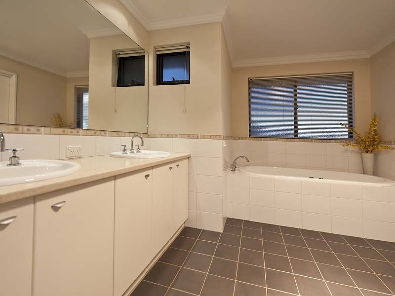 2/66 Thelma Street, Como WA 6152