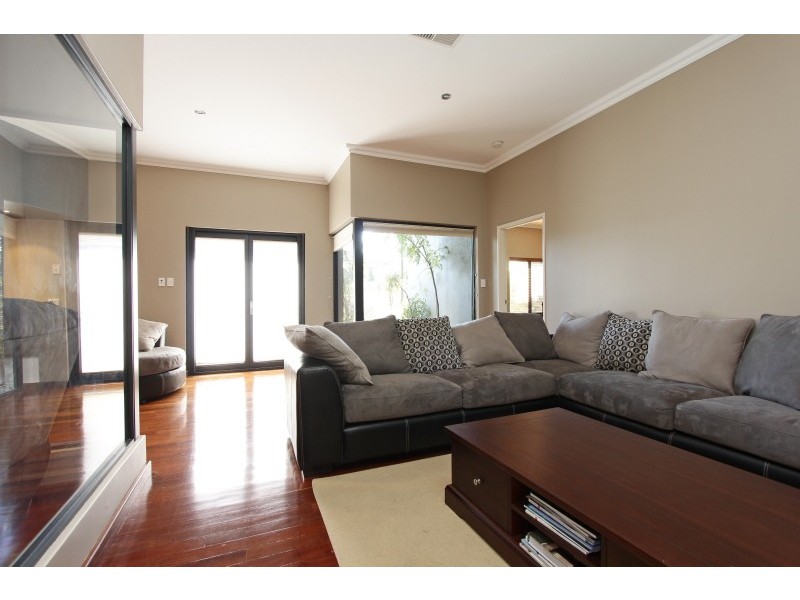 2 Barang Circuit, Karawara WA 6152