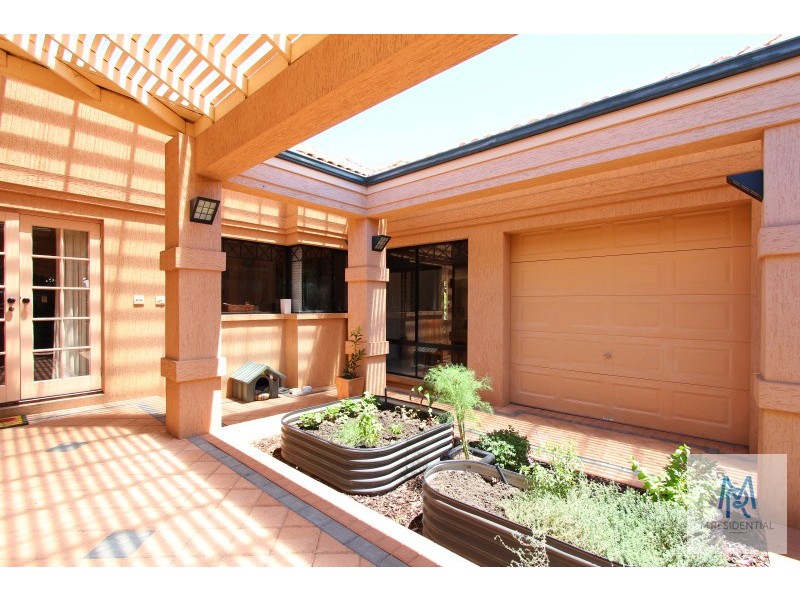 10 Challenger Avenue, Manning WA 6152