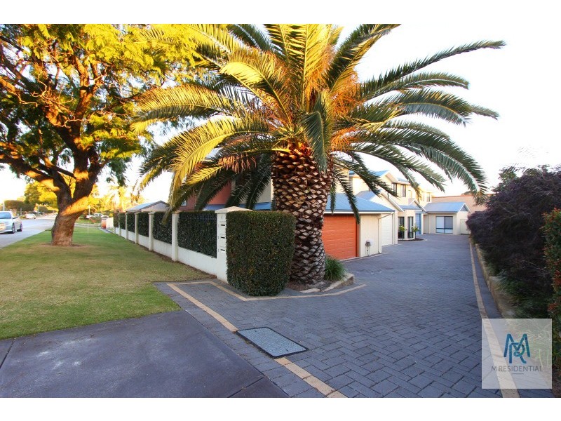 2/4 Pearl Road, Cloverdale WA 6105
