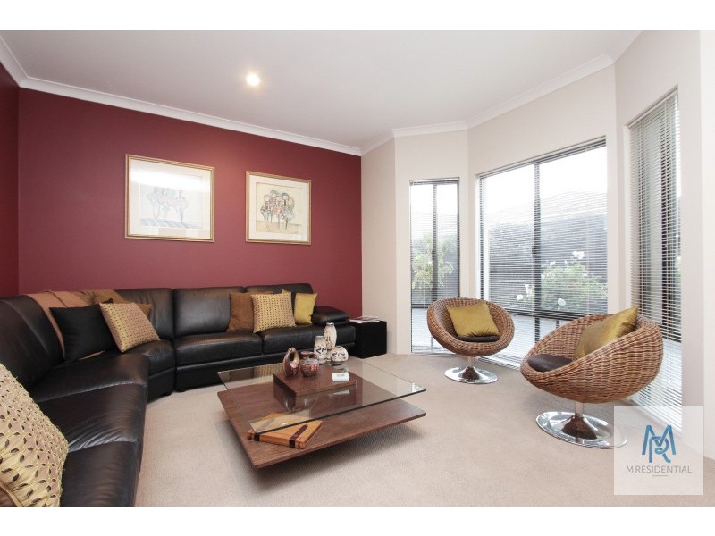 2/4 Pearl Road, Cloverdale WA 6105