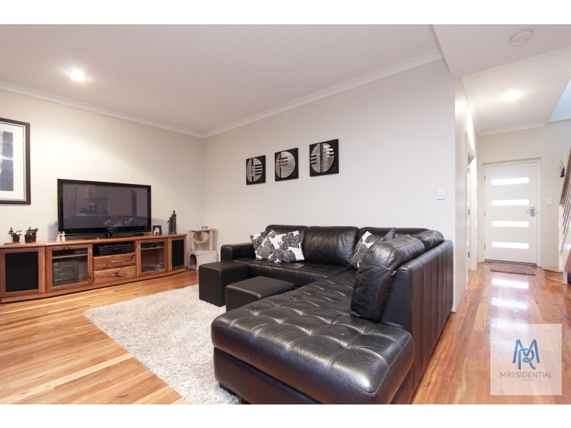 2/4 Pearl Road, Cloverdale WA 6105