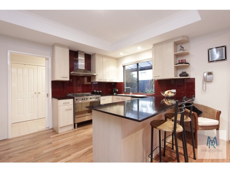 2/4 Pearl Road, Cloverdale WA 6105
