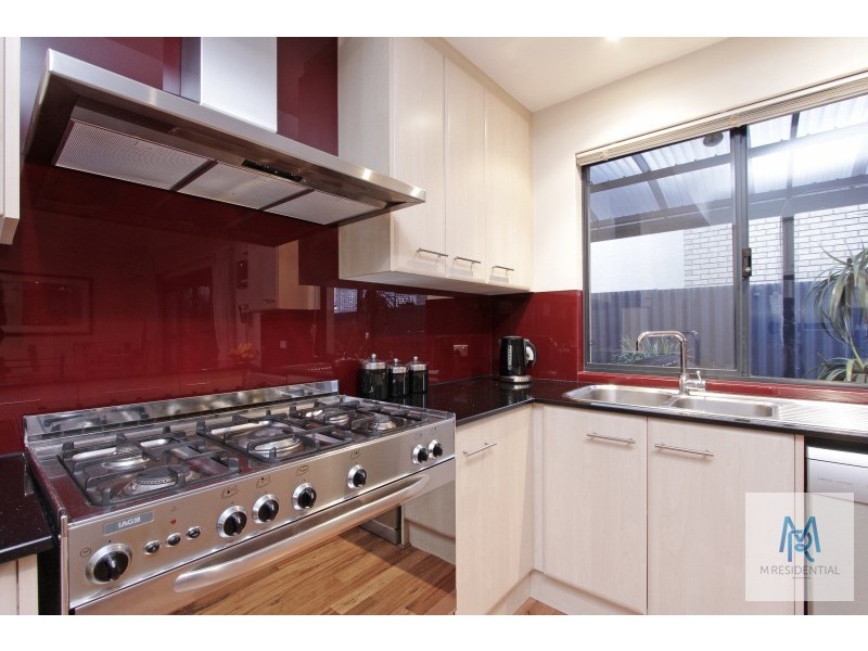 2/4 Pearl Road, Cloverdale WA 6105