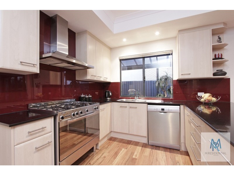 2/4 Pearl Road, Cloverdale WA 6105