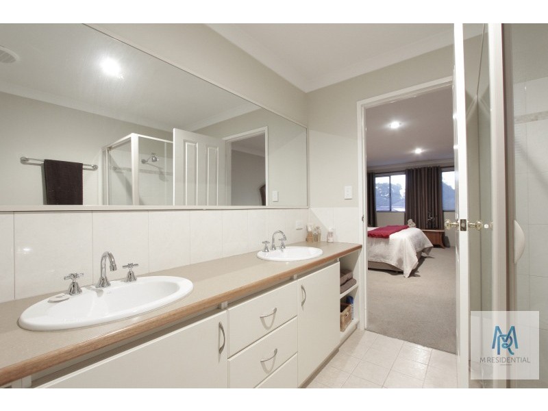 2/4 Pearl Road, Cloverdale WA 6105