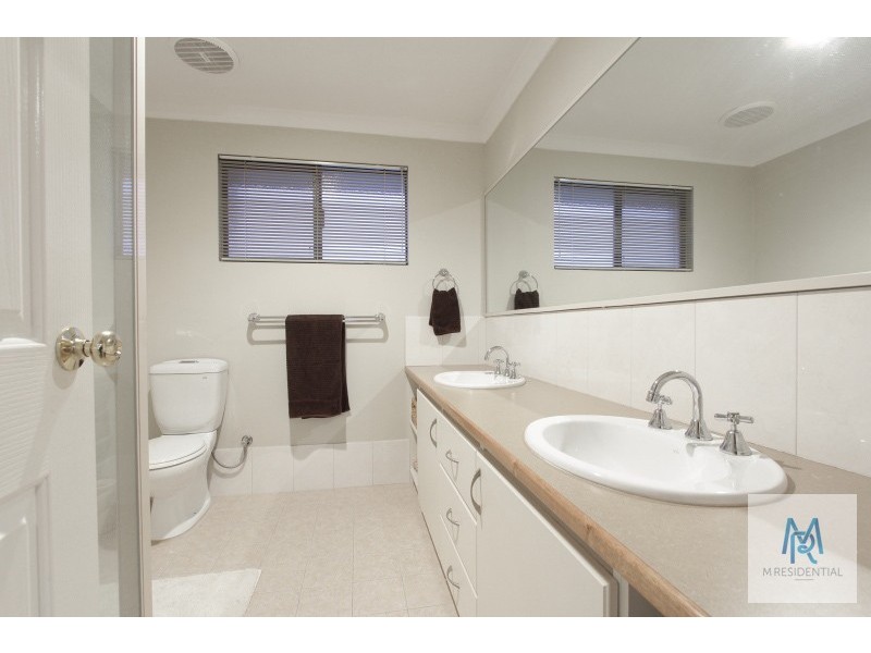2/4 Pearl Road, Cloverdale WA 6105