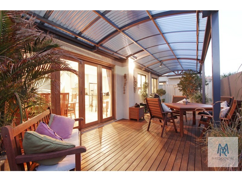 2/4 Pearl Road, Cloverdale WA 6105