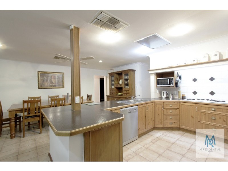 15 Charnley Close, Gosnells WA 6110