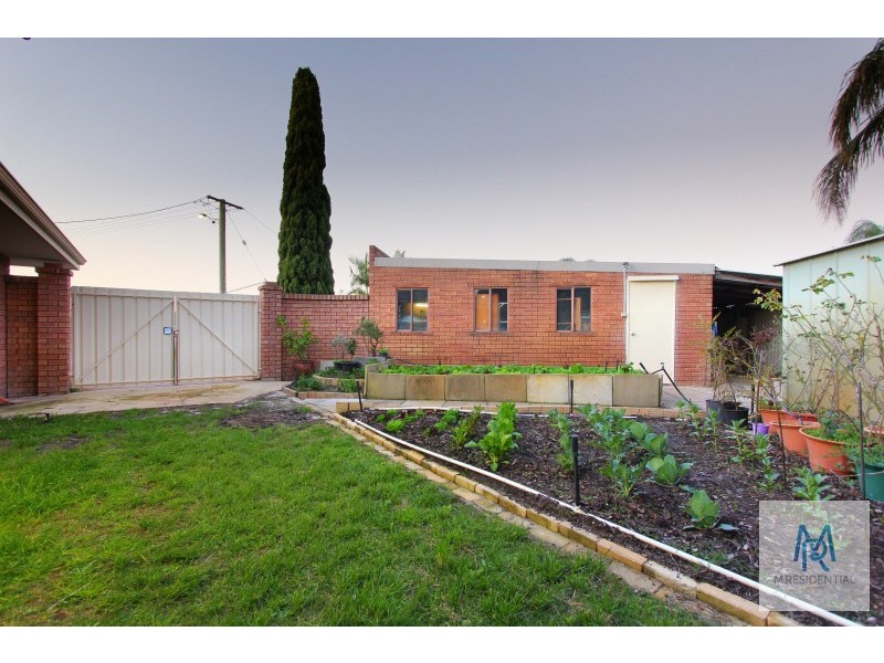15 Charnley Close, Gosnells WA 6110