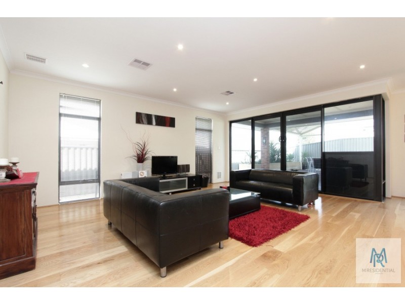 7 Hillhouse Way, Piara Waters WA 6112
