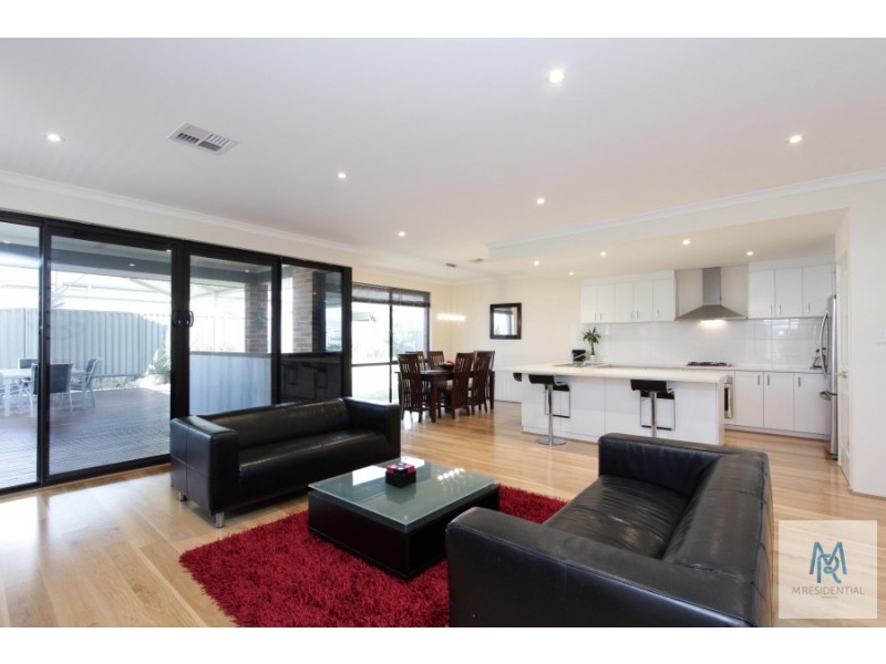 7 Hillhouse Way, Piara Waters WA 6112