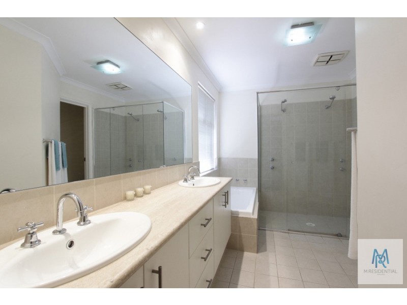 7 Hillhouse Way, Piara Waters WA 6112