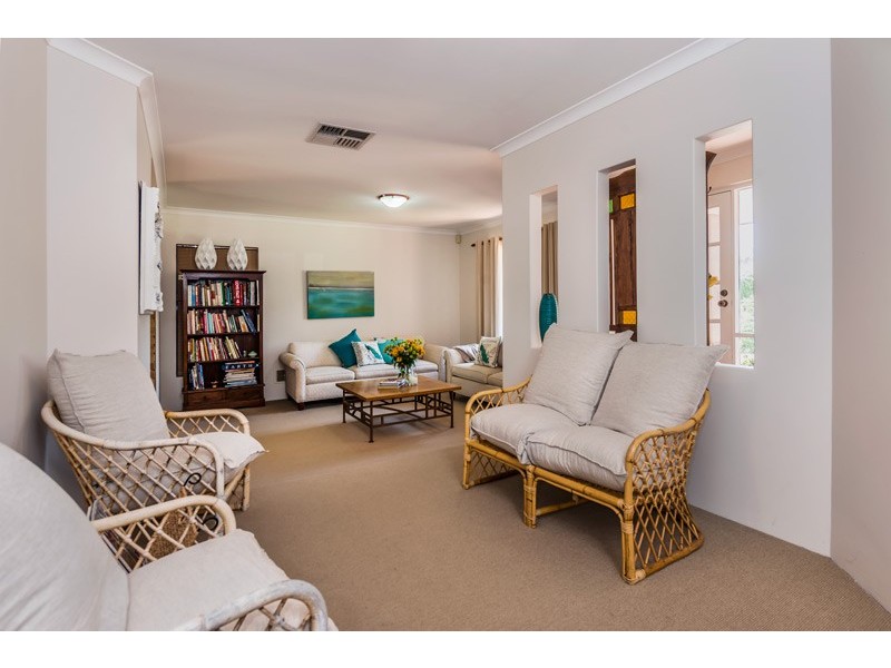 8 Houghton Close, South Guildford WA 6055