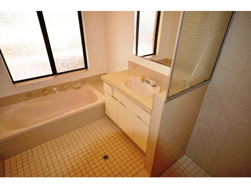 27 Oakleaf Cir, Mirrabooka WA 6061