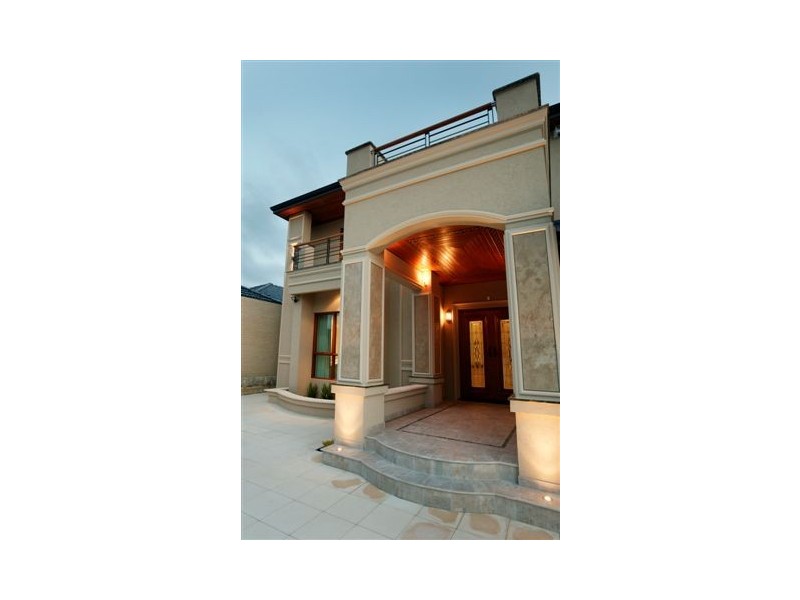 10 Lowan Loop, Karawara WA 6152