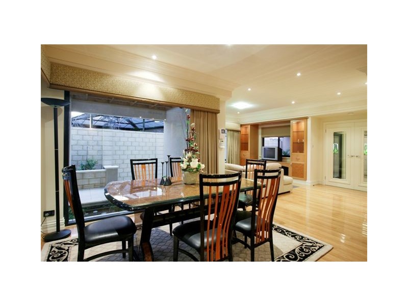 10 Lowan Loop, Karawara WA 6152