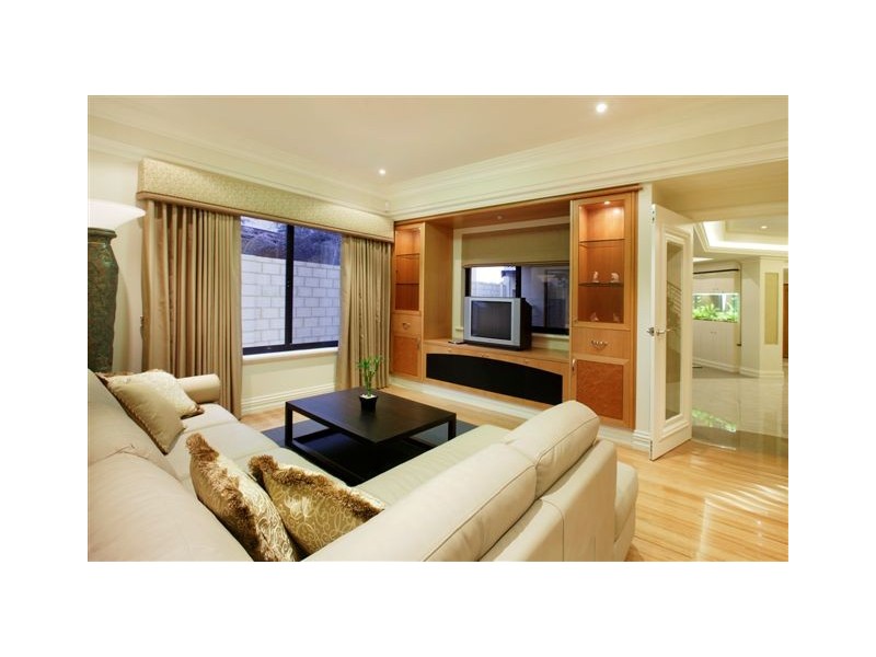 10 Lowan Loop, Karawara WA 6152