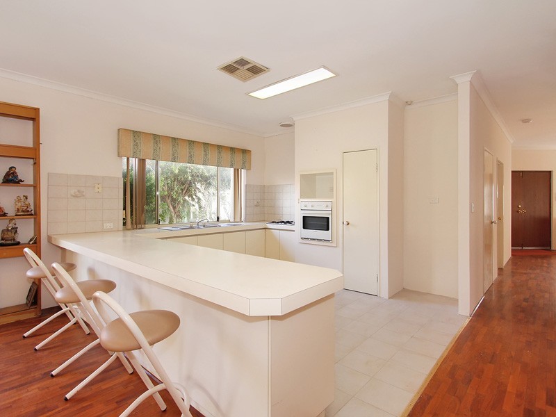 2/140 Arlunya Ave, Cloverdale WA 6105