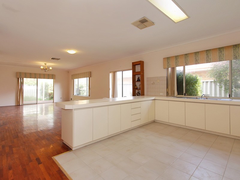 2/140 Arlunya Ave, Cloverdale WA 6105