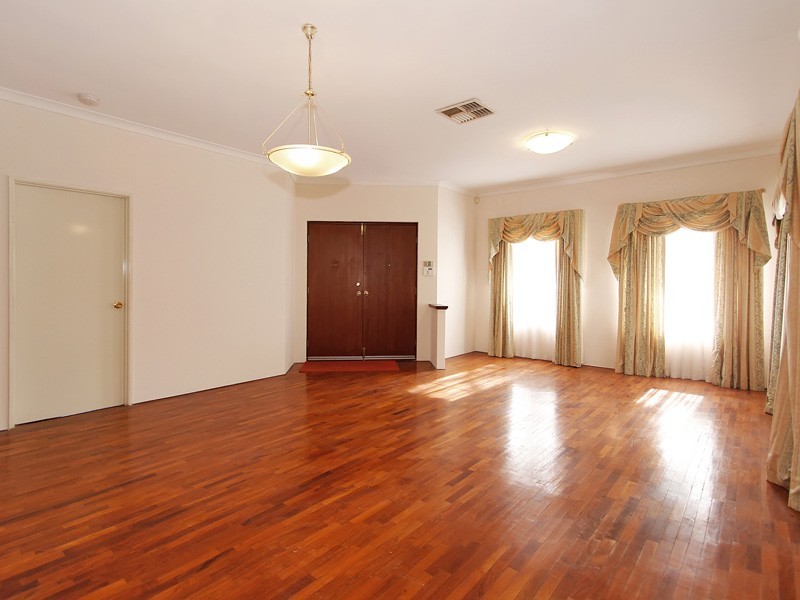 2/140 Arlunya Ave, Cloverdale WA 6105