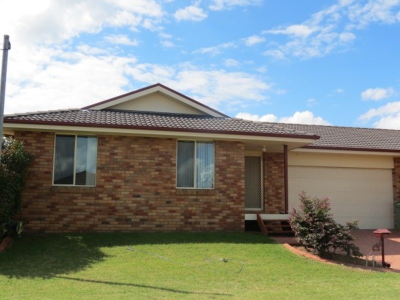 1/2 Lee Ann Cres, Cessnock NSW 2325