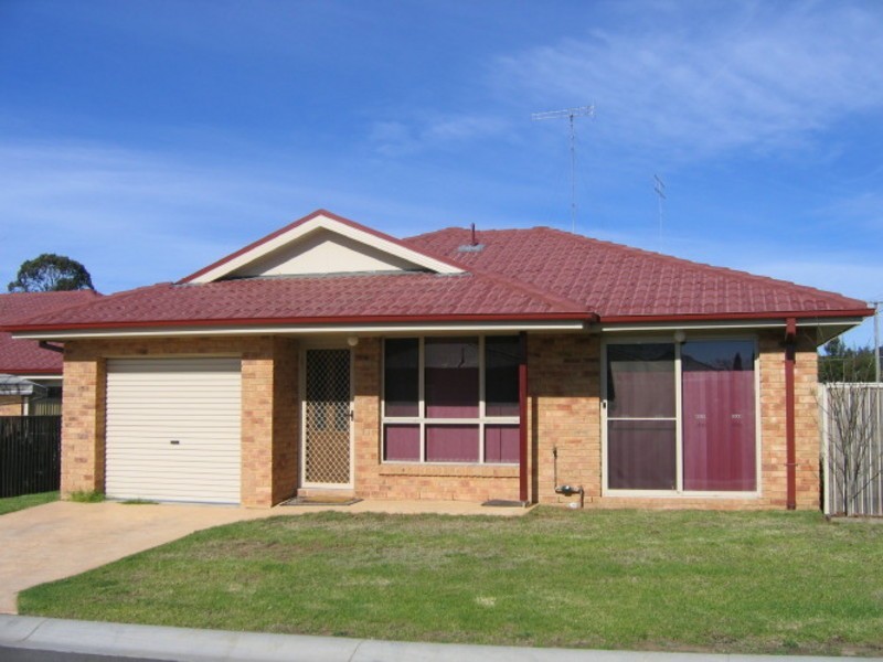 2/12 Chidgey St, Cessnock NSW 2325