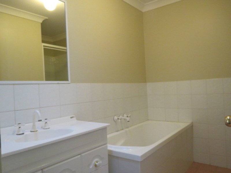 2/4a Nelson St, Cessnock NSW 2325