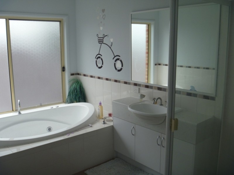 9 Tanzanite St, Quakers Hill NSW 2763