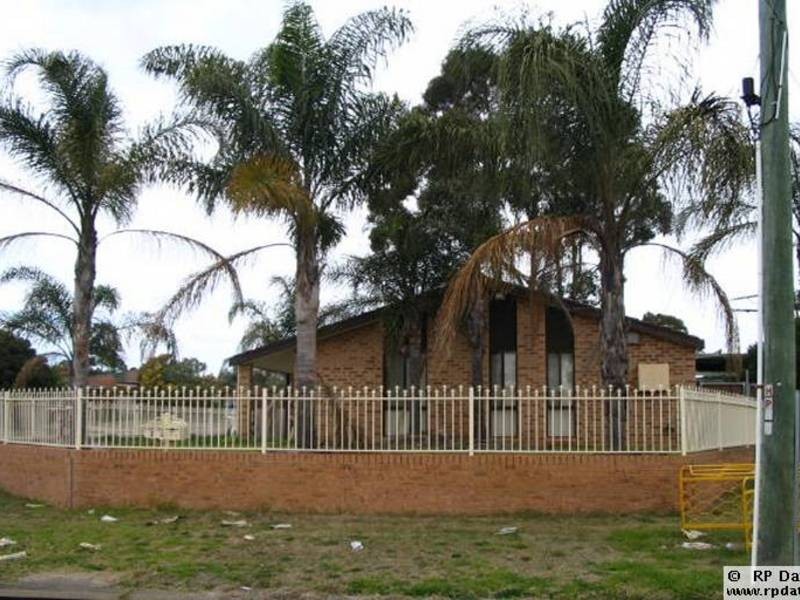 2 Onslow St, St Clair NSW 2759