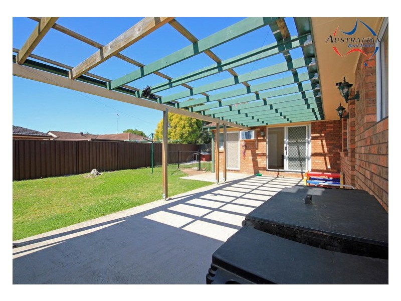 8 Mezen Place, St Clair NSW 2759