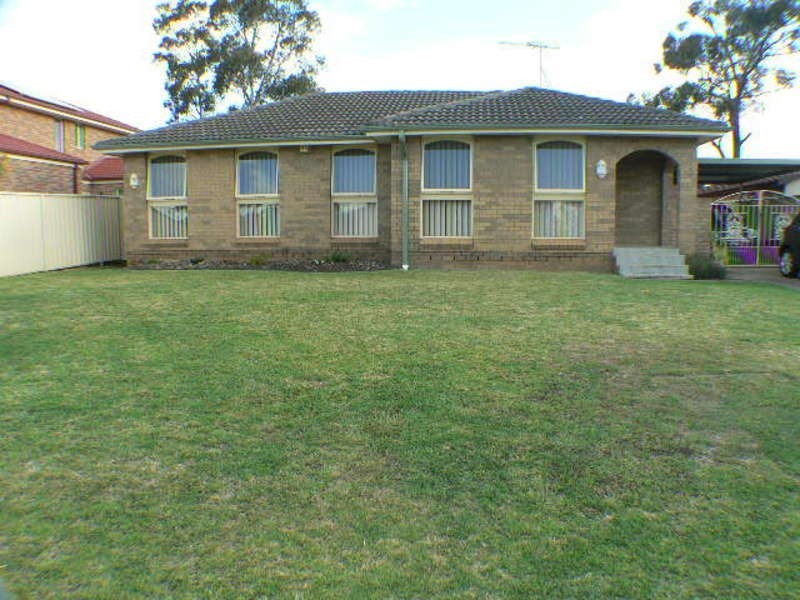 13 Alexandra Circuit, St Clair NSW 2759