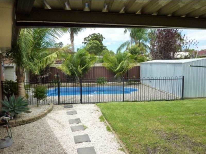 16 Charlton Place, St Clair NSW 2759