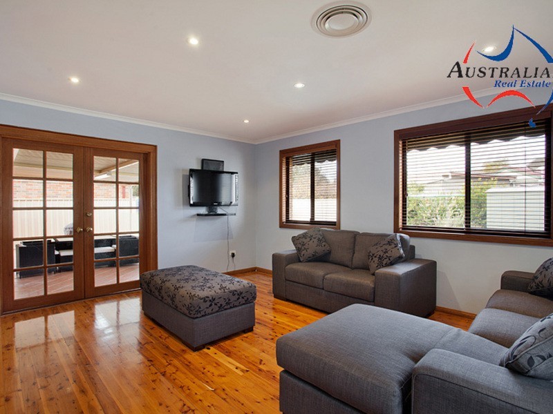 13 Alexandra Circuit, St Clair NSW 2759