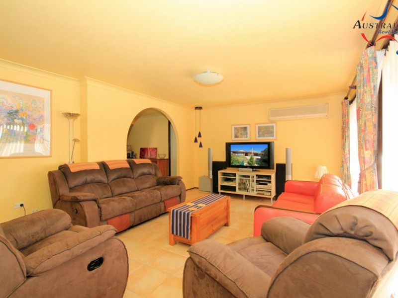 1 Plover Close, St Clair NSW 2759