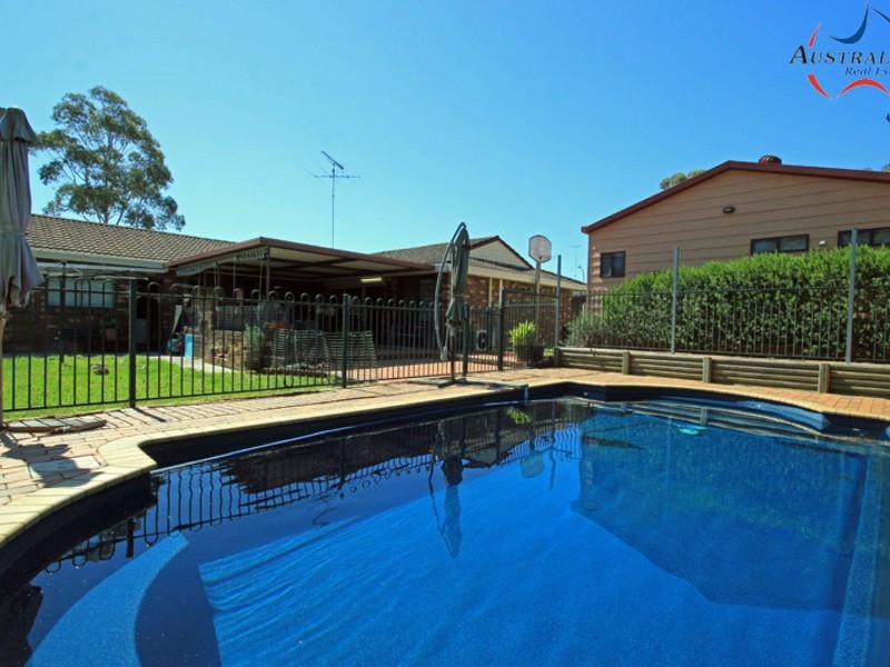1 Plover Close, St Clair NSW 2759