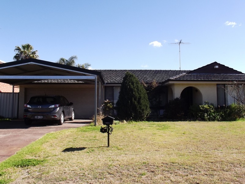 4 Como crt, St Clair NSW 2759