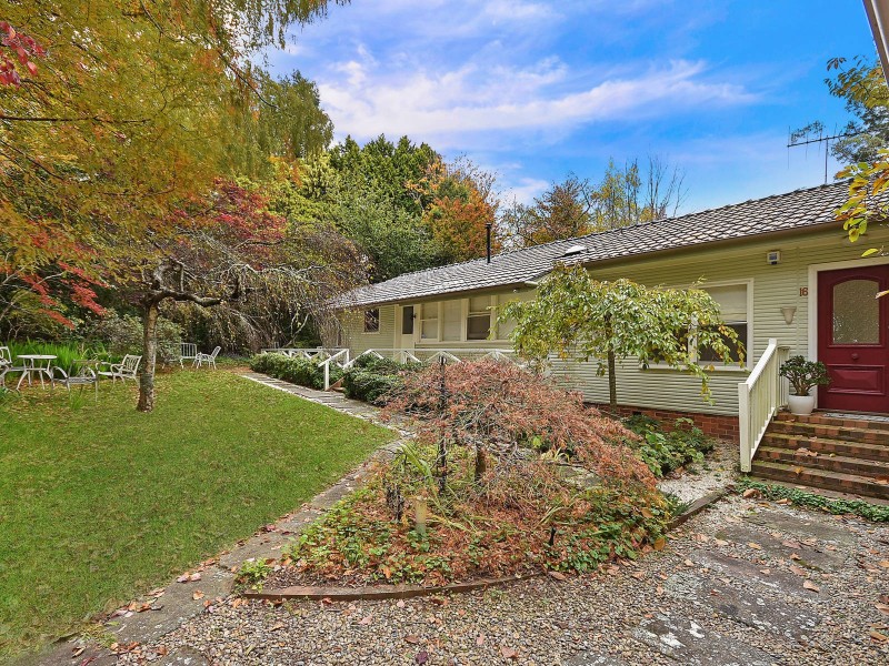 16 Myoori Avenue, Wentworth Falls NSW 2782