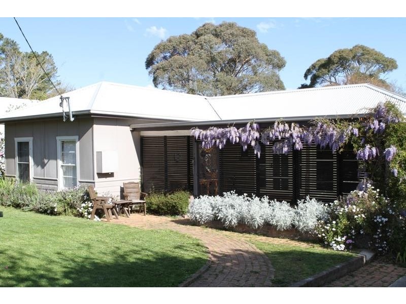 8 Barnett Ave, Bundanoon NSW 2578